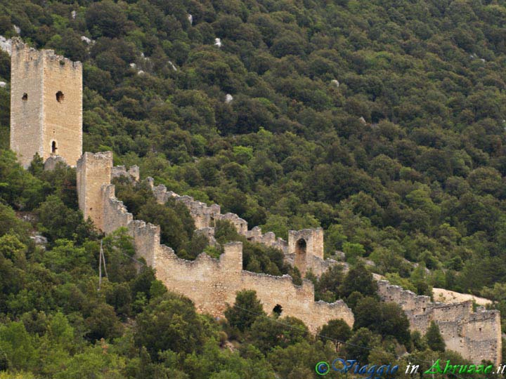 05-P7048100+.jpg - 05-P7048100+.jpg - Il castello-recinto medievale (XII sec.) che domina il borgo.